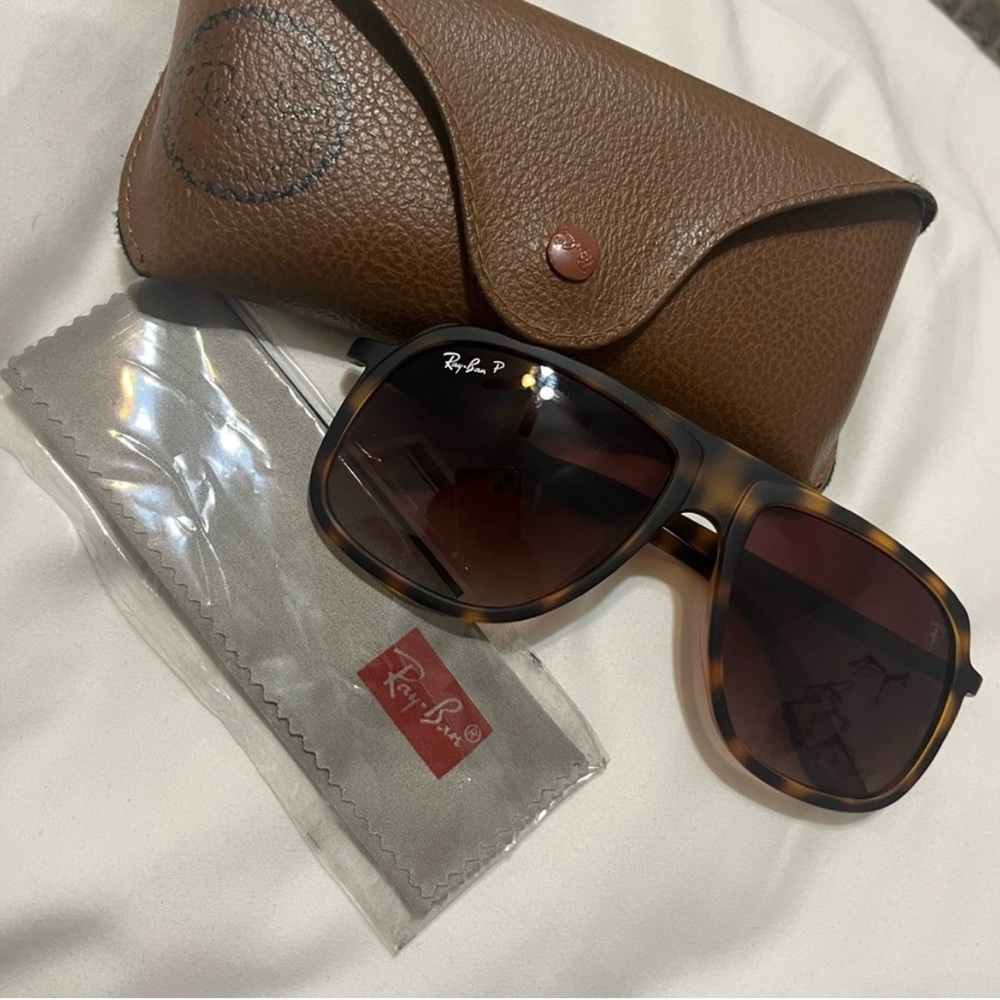 Ray-Ban Brown Tortoise Sunglasses with Case